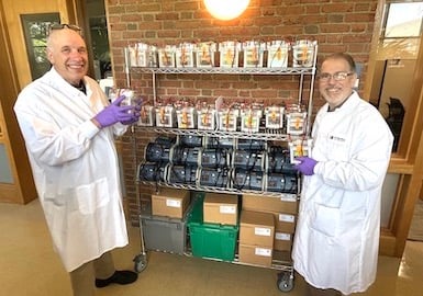 Seeding Labsに寄贈されるラボ機器の前に立つCell Signaling Technologyの科学者たち